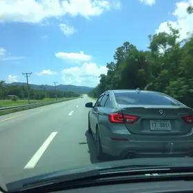 veículo em alta velocidade